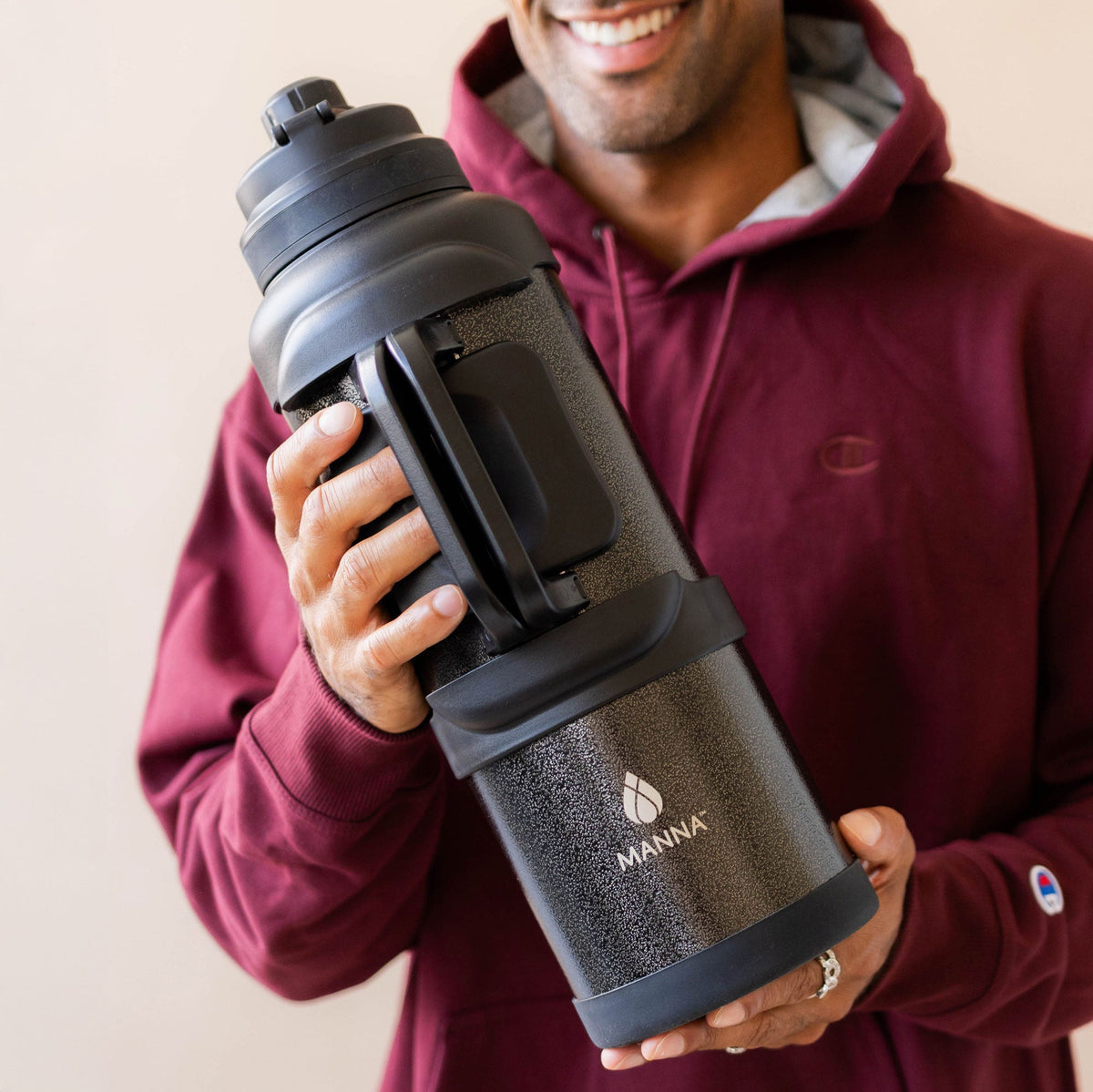 4l-titan-bottle-135-oz-h9 5Manna_Website_Lifestyles-29.jpg